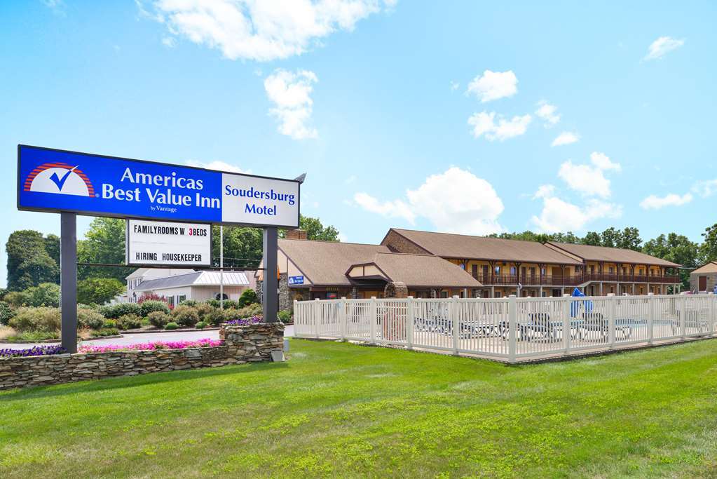 Soudersburg Inn & Suites Lancaster Ronks Exterior photo
