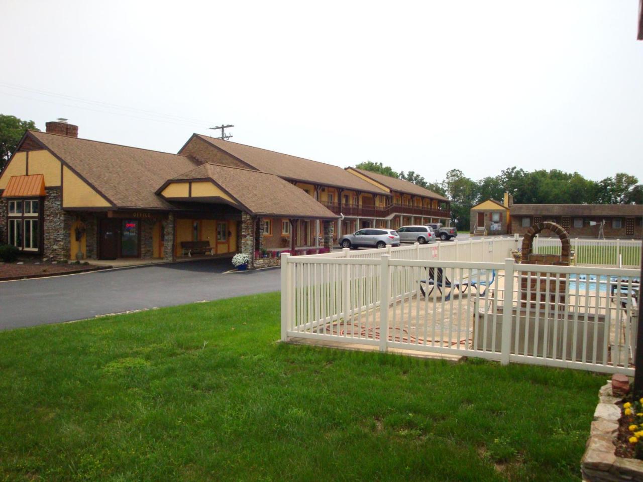 Soudersburg Inn & Suites Lancaster Ronks Exterior photo
